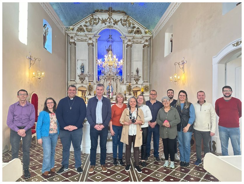 Equipe técnica e lideranças comunitárias na Igreja São Luiz Rei, em Mostardas — RS