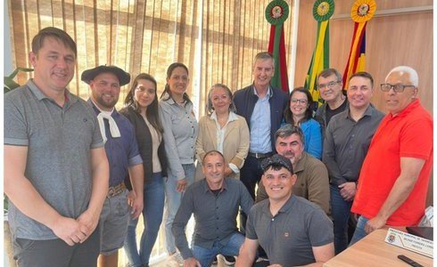Encontro com a equipe técnica e lideranças municipais na Prefeitura de Tavares — RS