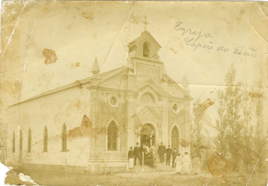 Fotografia histórica da fachada da Igreja Santa Tecla, início do século XX