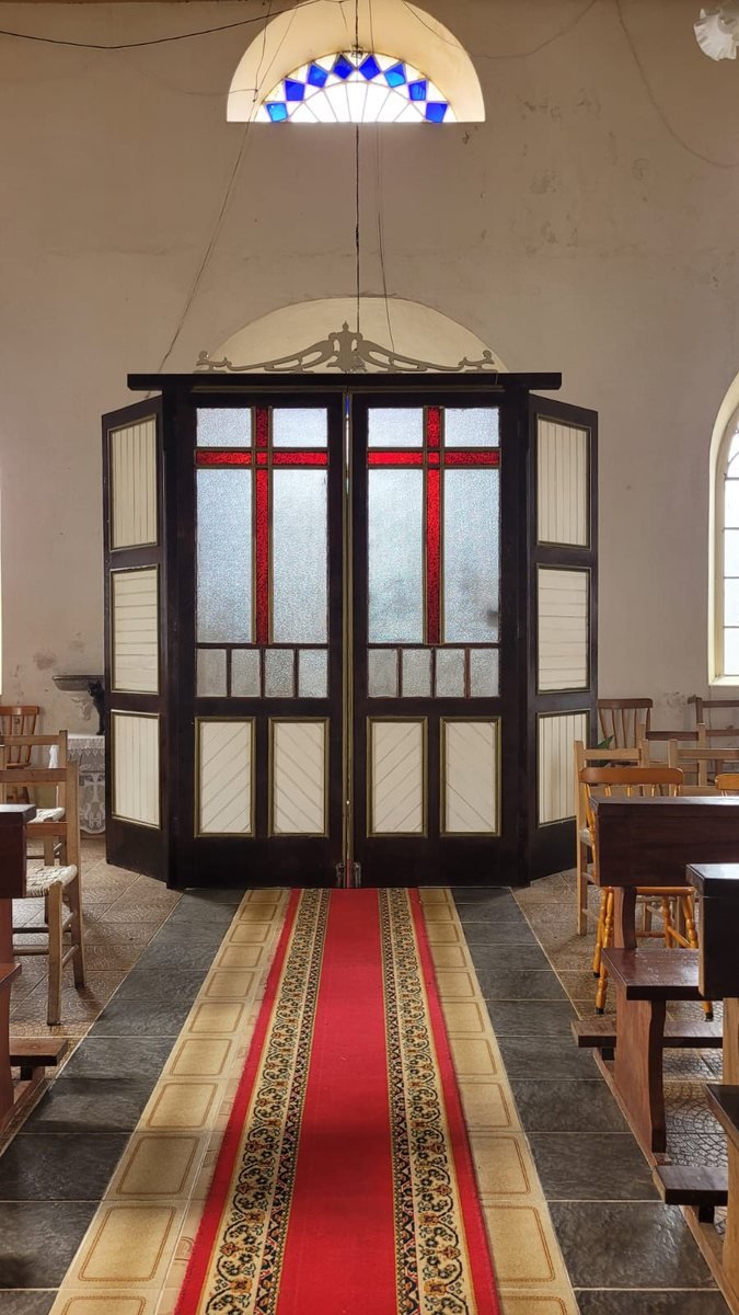 Portal interno da Igreja Santa Tecla, com vitral e tapete do altar