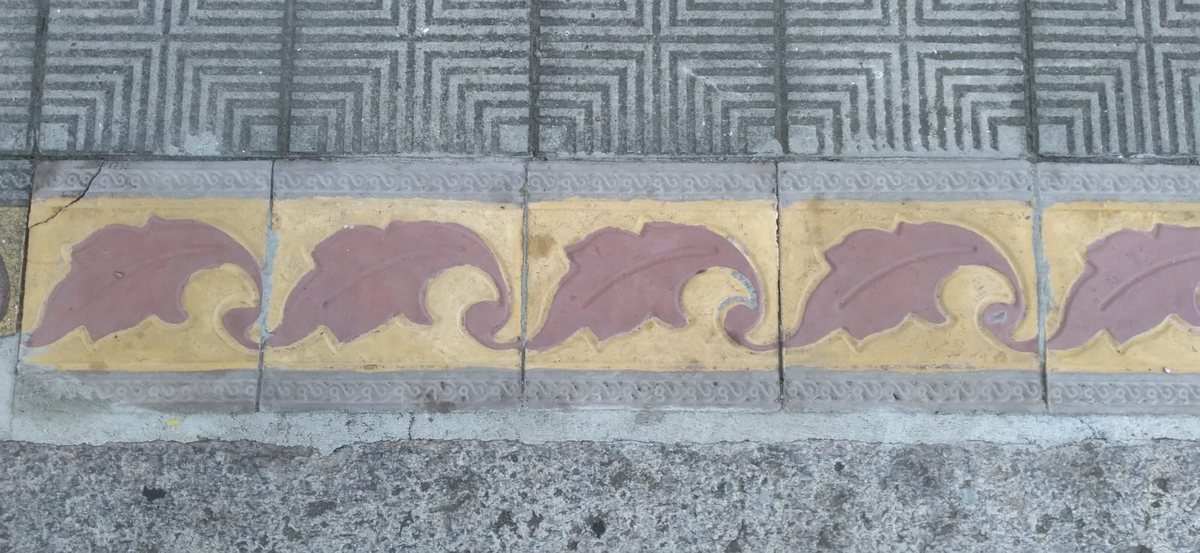 Detalhe da cercadura do piso decorativo da igreja