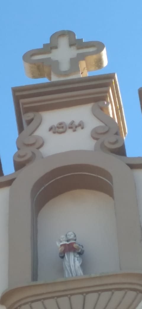 Cruz, data de 1941 e nicho com a imagem de Santo Antônio, no frontão