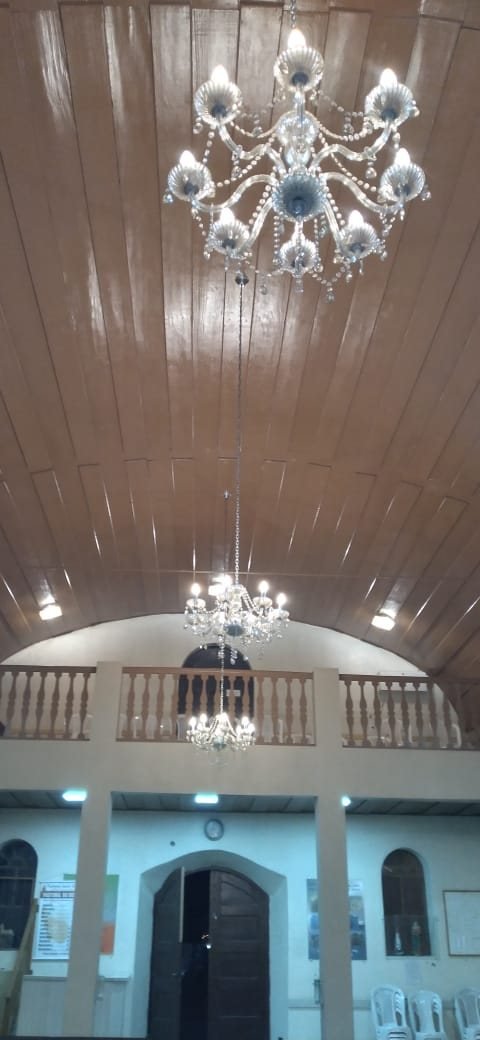 Nave interna da Igreja Santo Antônio, com lustres e coro ao fundo
