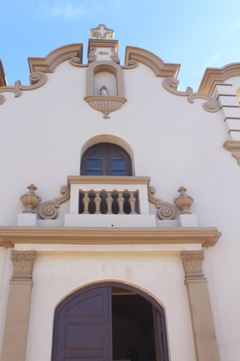 Detalhe do frontão da Igreja Santo Antônio, com a cruz e o nicho