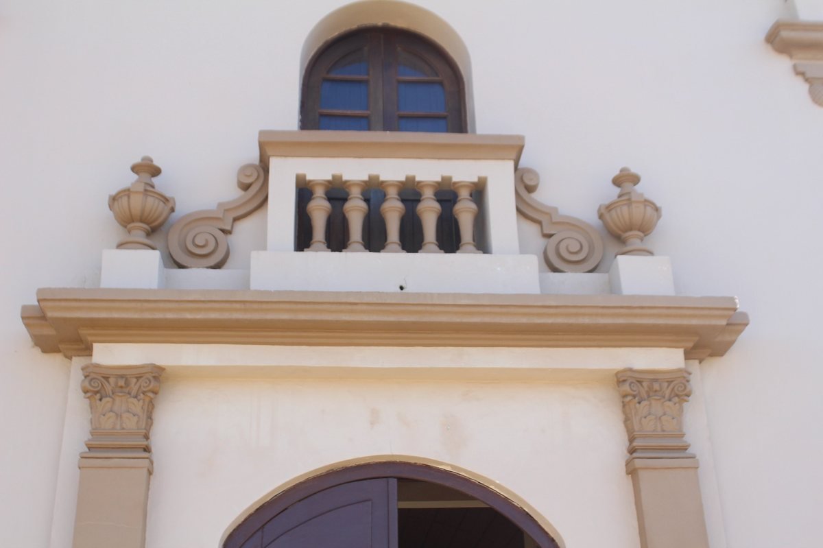 Detalhe do balcão e do frontão sobre a porta principal