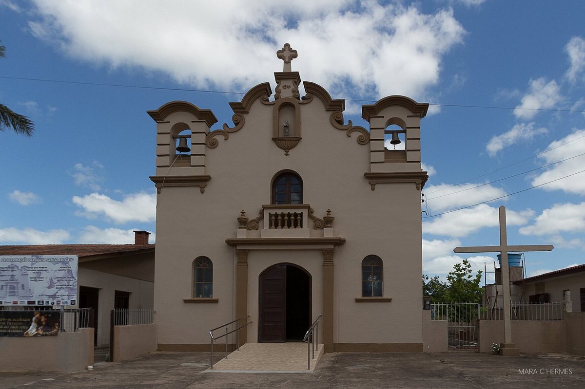 Fachada da Igreja Santo Antônio sob céu azul